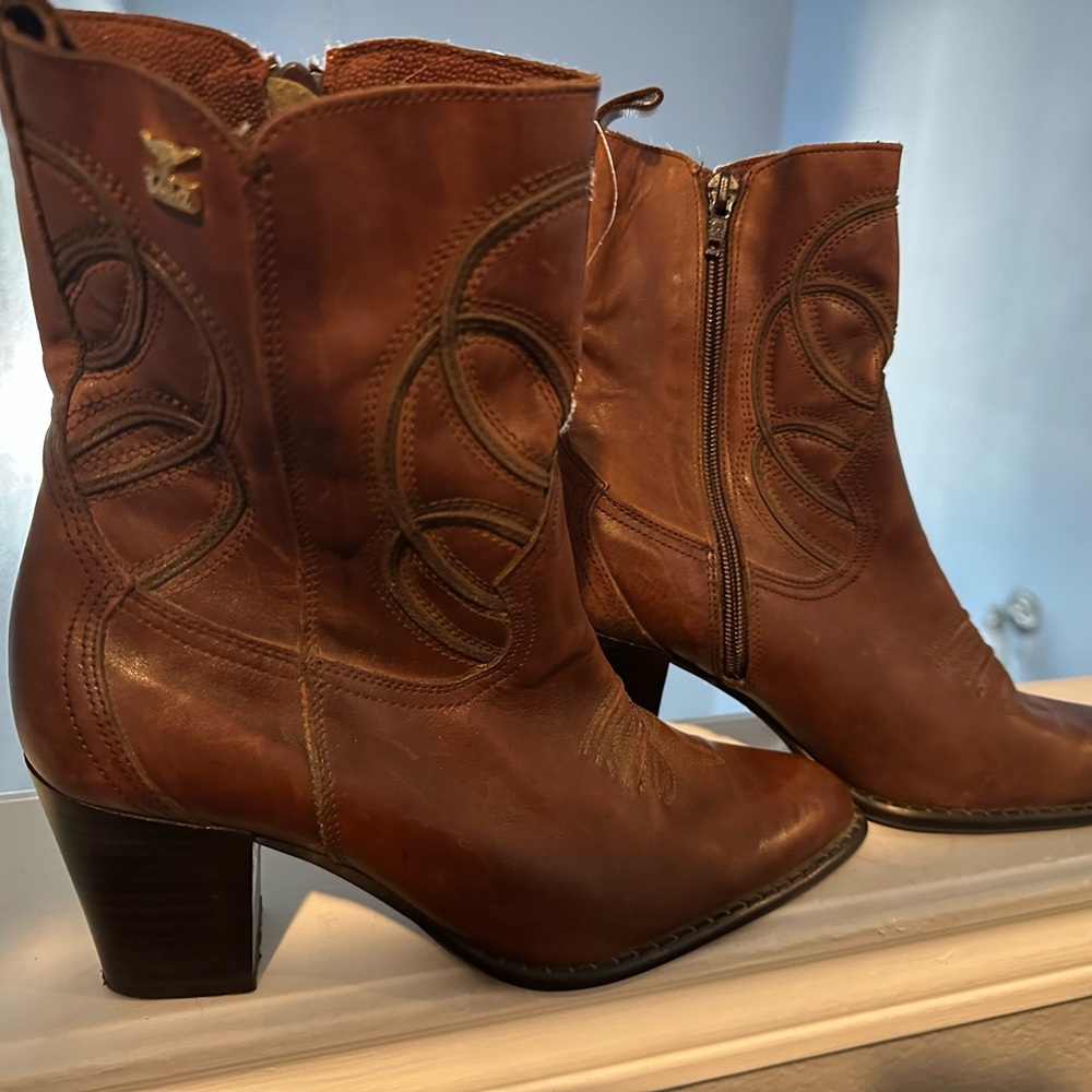 Brown Heeled Leather Boots with Decorative Stitching